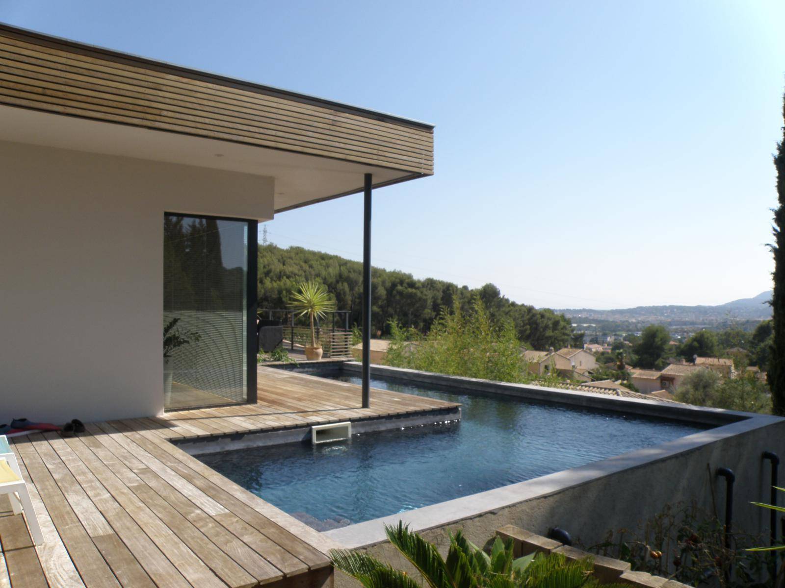 Conception et fabrication d’une plage en bois ipé pour piscine suspendue à Ollioules dans le Var.