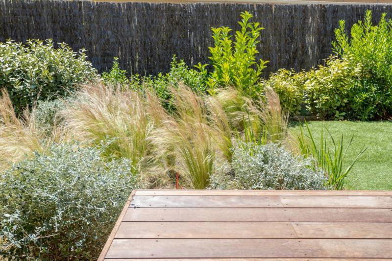 Aménagement d'un jardin autour d'une terrasse bois et revêtement de sol à La Ciotat 13600