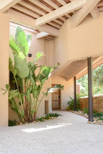 Aménagement d'un jardin privé autour d'une villa contemporaine à Ollioules 83190 Var.