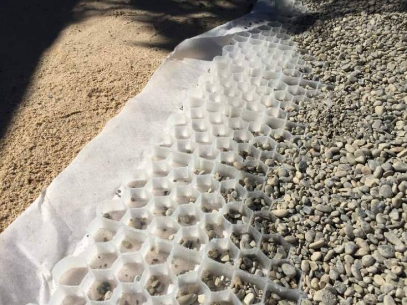 Revêtement gravier & nid d'abeille