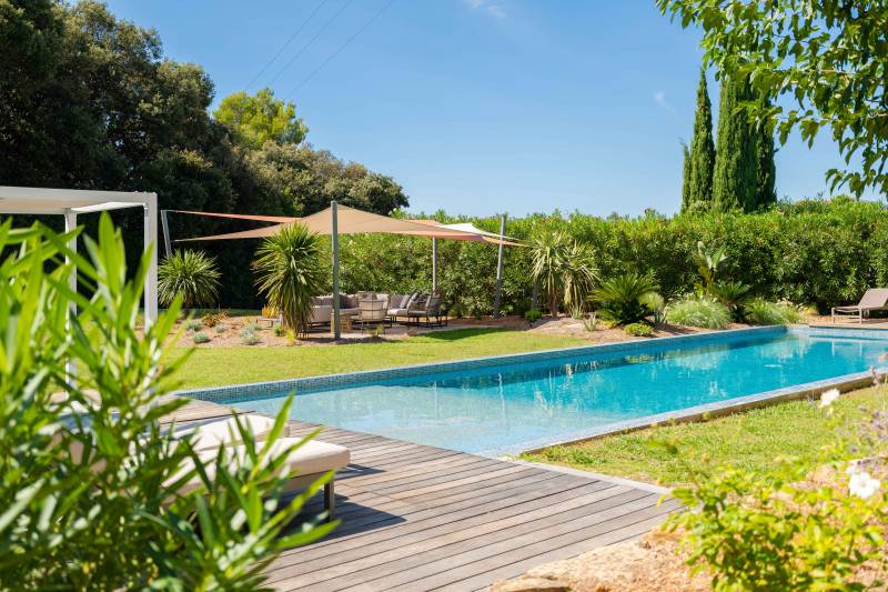 Installateur de terrasse en bois exotique à Cassis : votre aménagement extérieur sur mesure