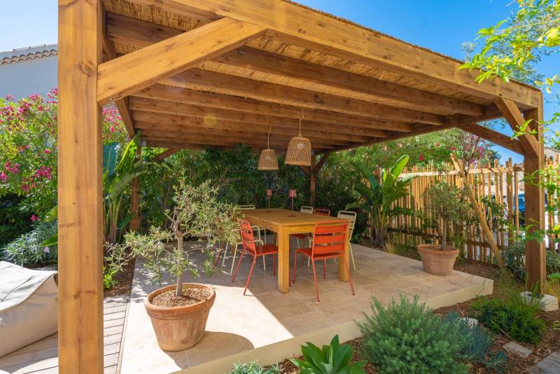 Ollioules – Terrasse bois exotique, pergola et carport