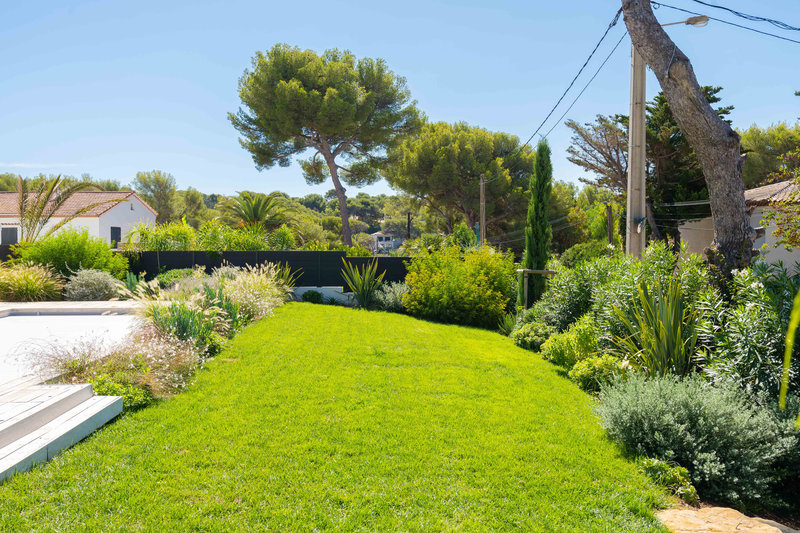 Paysagiste pour un création d’un jardin avec piscine à Ollioules (83) dans le Var