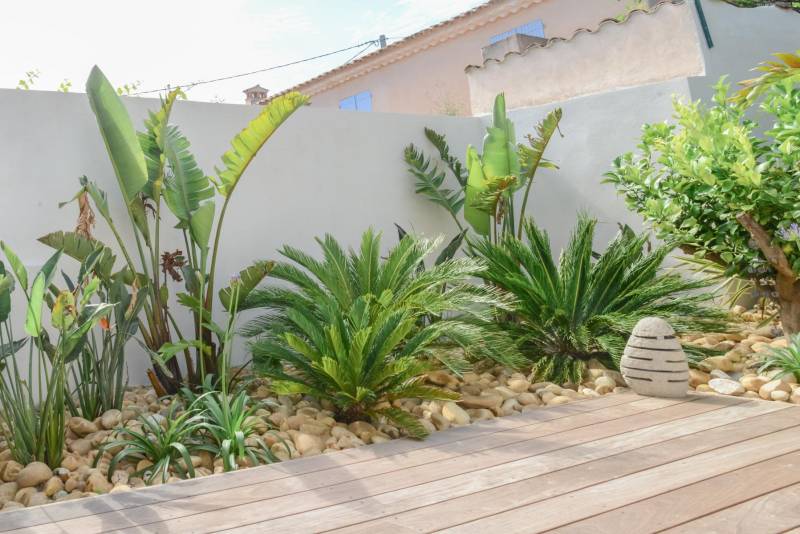 Création d’une petite terrasse en bois exotique dans un jardin paysager à Sanary sur Mer dans le Var.