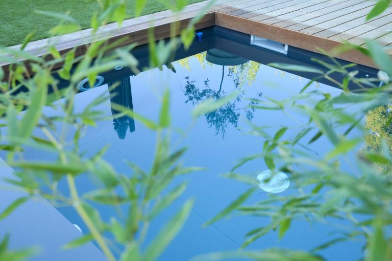 Conception et pose d’une terrasse de piscine en bois du Brésil à Le Beausset dans le Var.