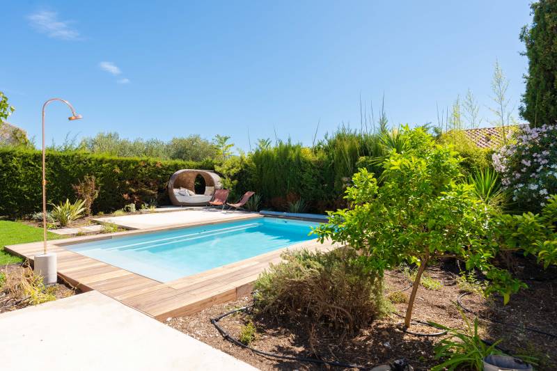 Toulon : jardin méditerranéen autour d'un piscine qui allient esthétique et durabilité