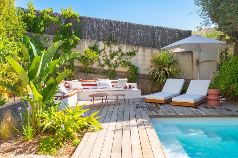 Hacienda Paysage – Aménagement paysager durable à Six-Fours-les-Plages avec mini piscine et pergola